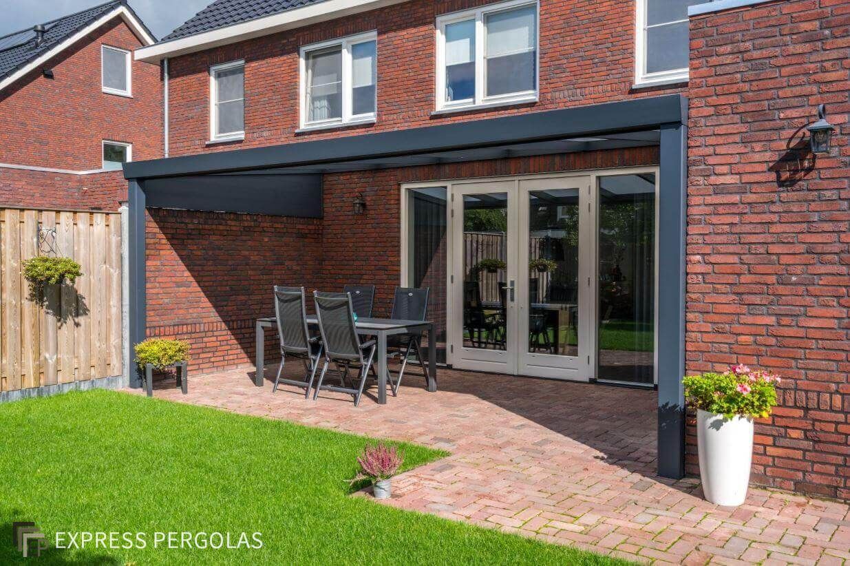 Giallo modern Veranda with glass roof