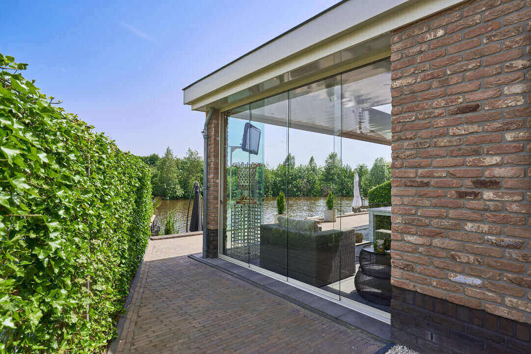 Fiano sliding glass - Corner of a garden room extension