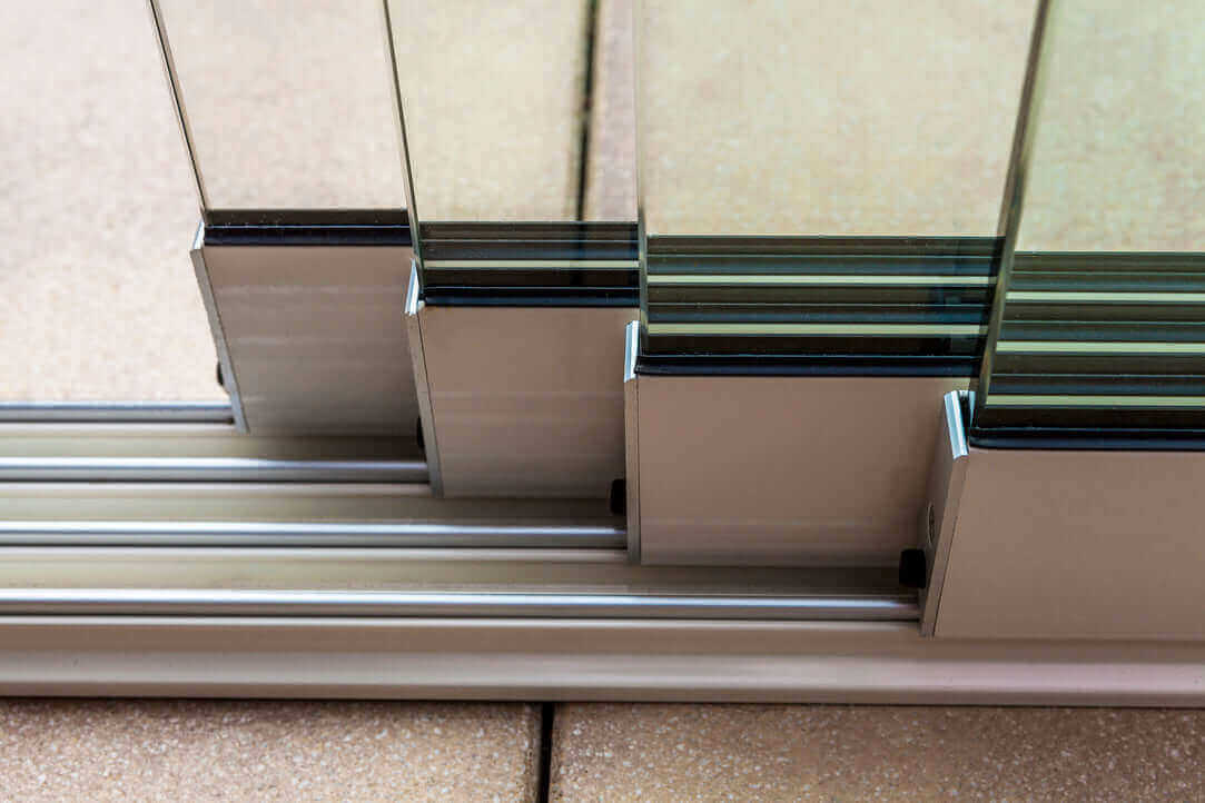 Fiano sliding glass - Track detail